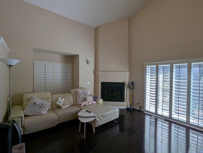 Building Photo - Renovated Castro Valley 2Bed/2.5Ba Home - ...