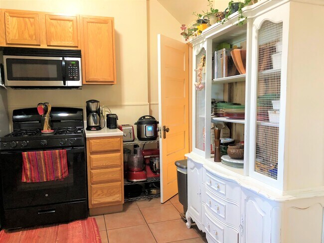 Kitchen Nook - 21 E 3rd Ave