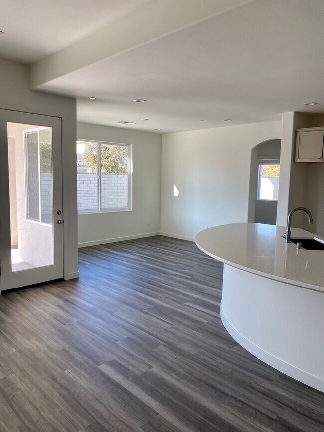 Foto del edificio - Stunning 4 Bed/3 Bath Belcourt Seven Oaks Home w/ $0 Deposit Option & More