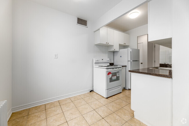 1BR, 1BA - 600SF - Kitchen/Dining Room - The Continental