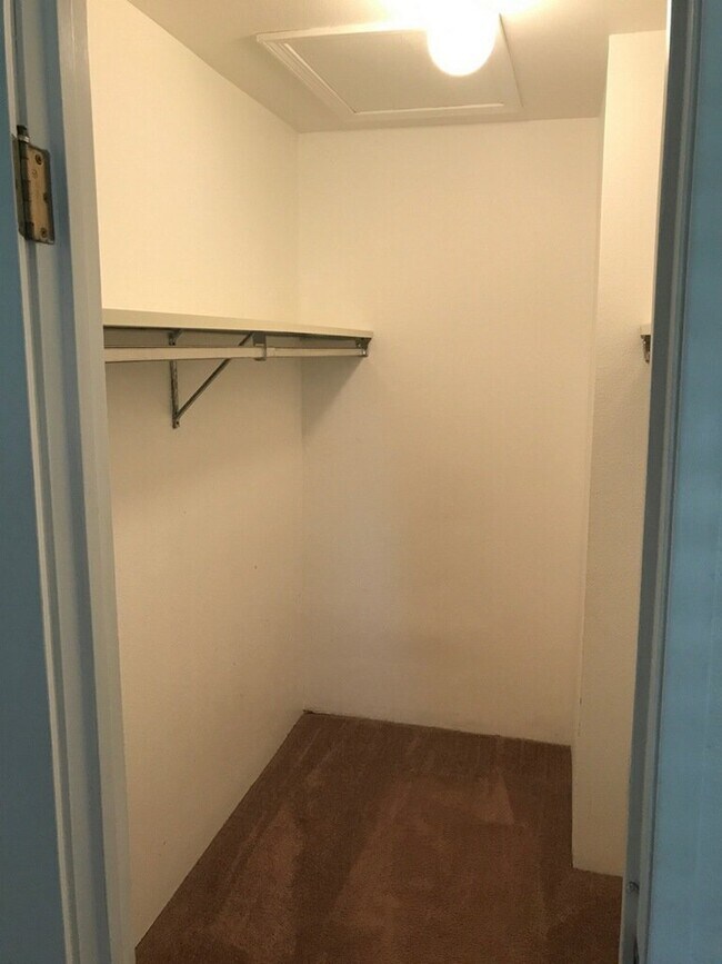 Foto del edificio - Adorable 1bd w/garage! Large balcony!