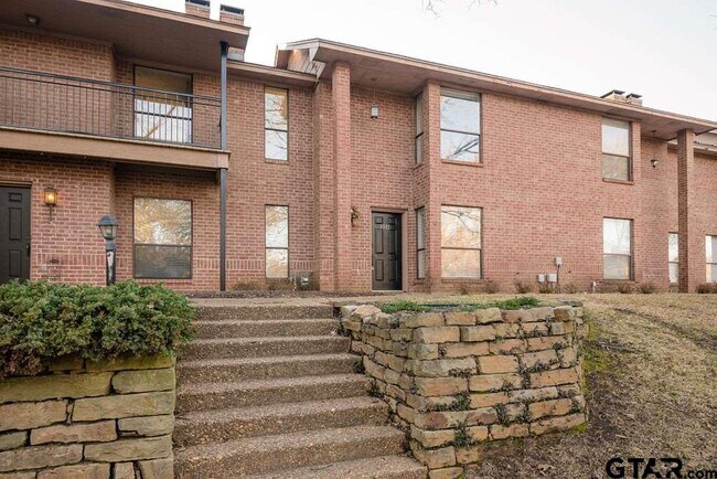 Building Photo - 5911 Hollytree Dr
