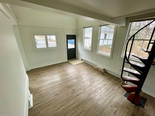 Building Photo - 4 Elm Ave