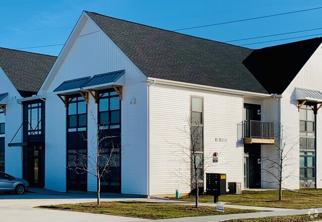 Building Photo - Morton Farmhouse