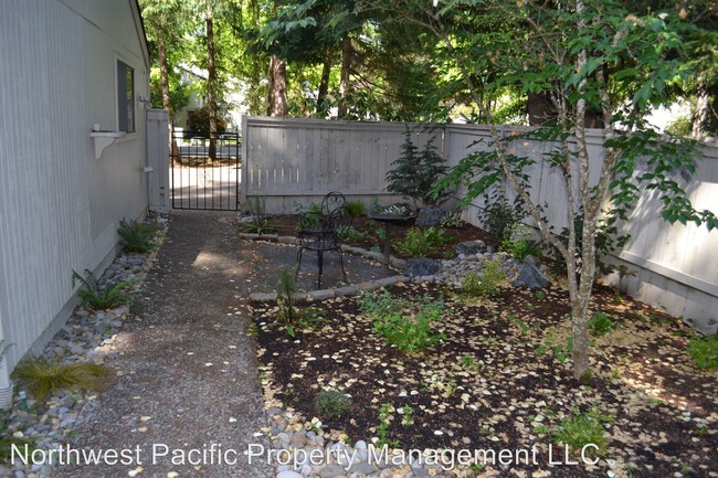 Building Photo - 3 br, 2 bath House - 6615 Fairway Ave SE