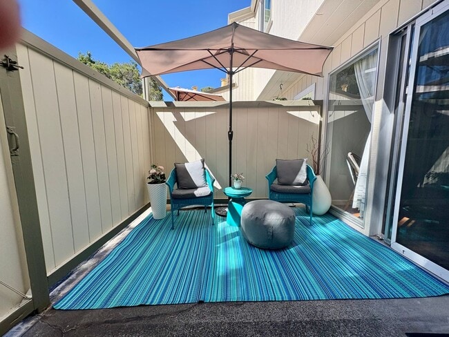 Building Photo - Gorgeous 3bd/1.5ba Parkhaven end-unit