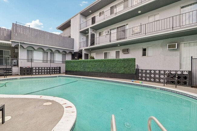 Building Photo - 4950 Coldwater Canyon