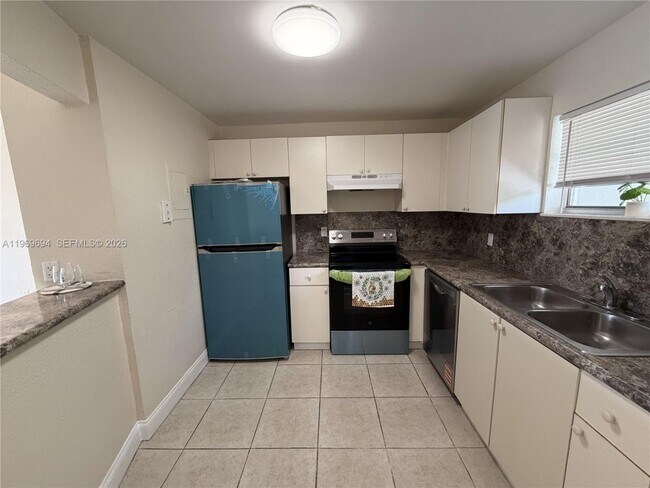 Foto del edificio - 4255 N University Dr