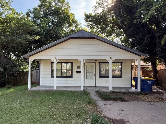 Building Photo - 1008 S Lowry St