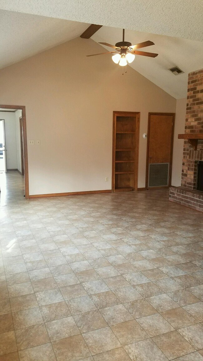 Building Photo - 205 Bickerton Dr