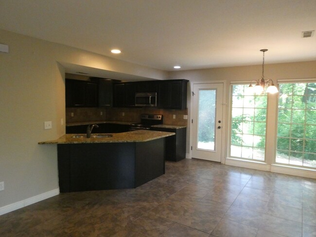 Building Photo - 3 bedrooms and 2-1/2 bath home, West Columbia