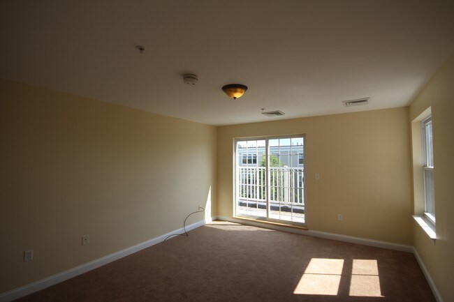 Foto del edificio - 320 Rindge Ave