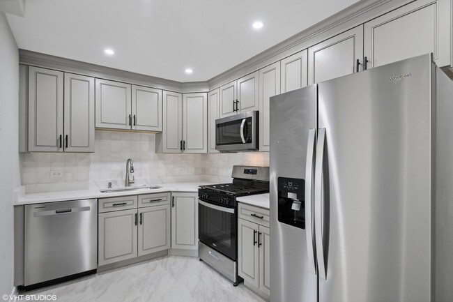 Building Photo - 130 S La Londe Ave