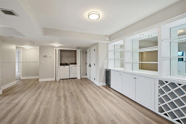 Foto del edificio - 1 Grove Isle Dr