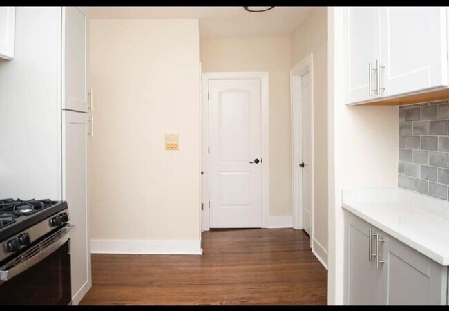 Building Photo - 2 bedroom in Chicago IL 60613