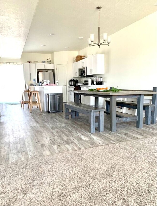 Foto del edificio - Don't miss out on this beautiful 4 Bed, 3....