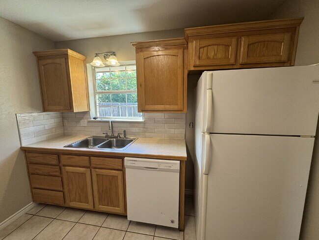 Building Photo - Lovely, traditional 2 bedroom 2 bath duplex!