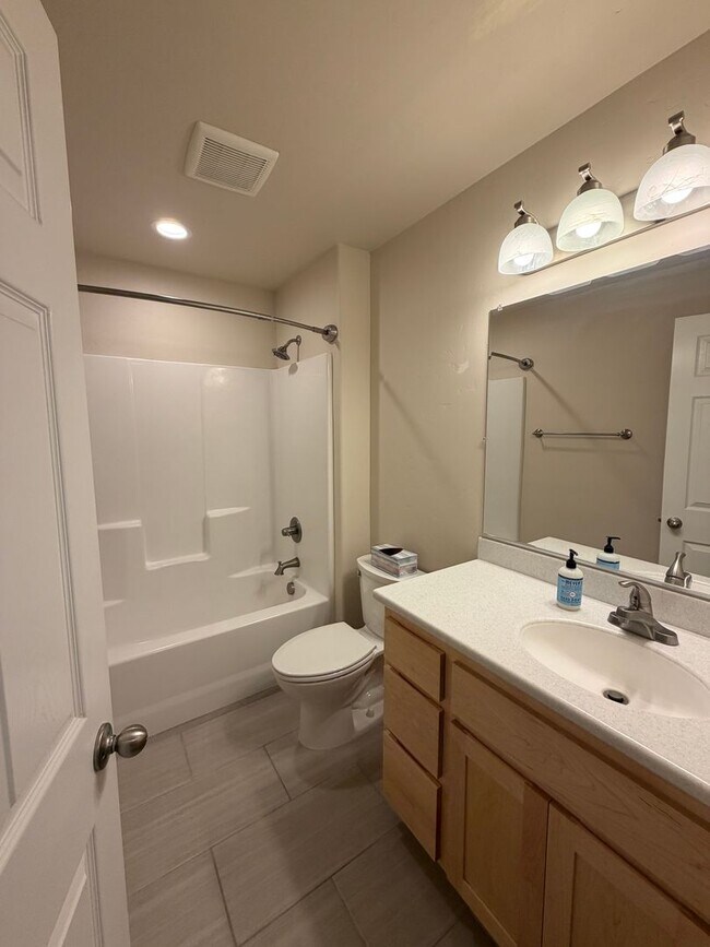 Foto del edificio - Newly Built 2 Bed / 2 Bath Home with Office & Nice View