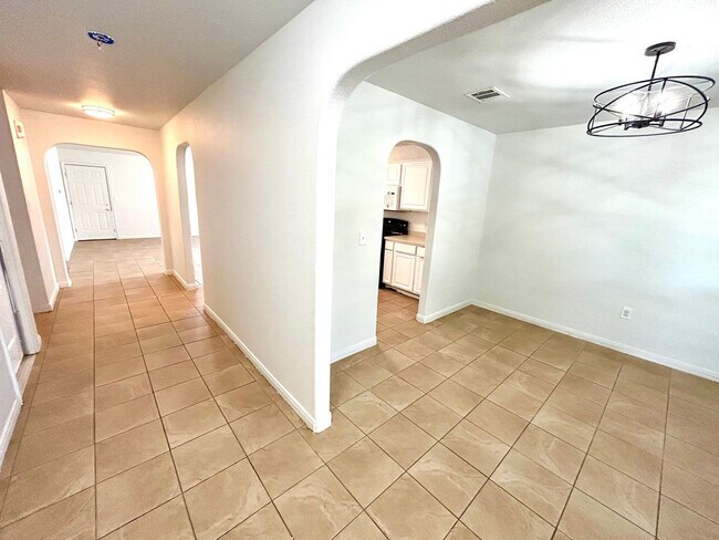 Foto del edificio - Beautiful 2 Story Home with Spacious Backy...