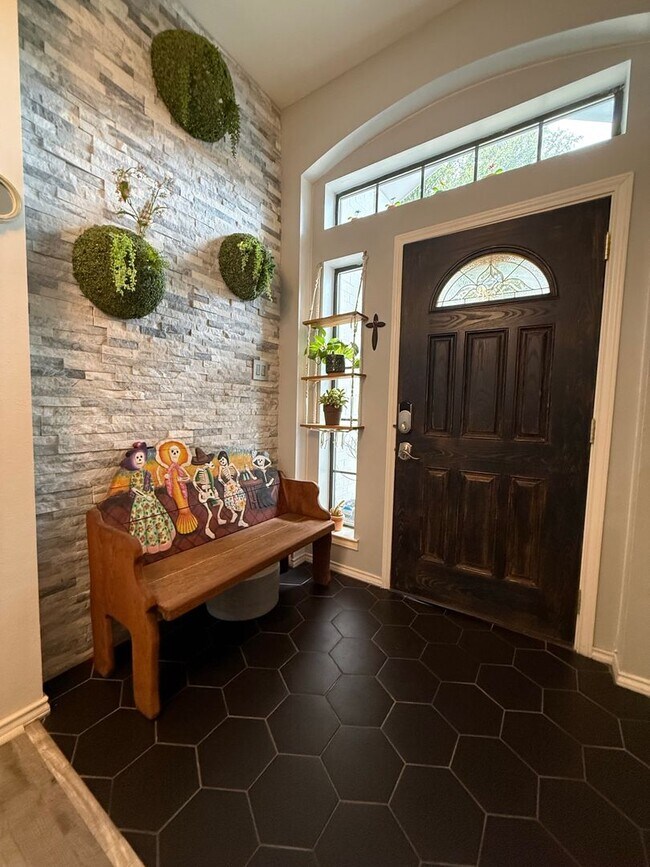 Foto del edificio - Beautifully updated home IN THE BLUFFS COMING SOON!
