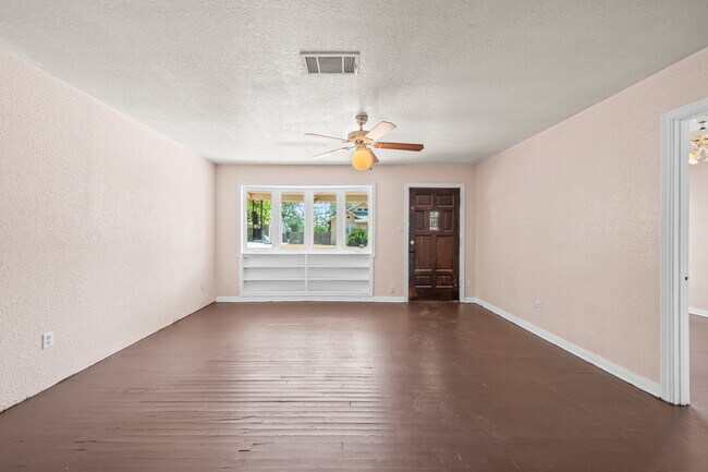 Building Photo - Cute 2/1.5 Duplex, Minutes from TTU & Downtown LBK
