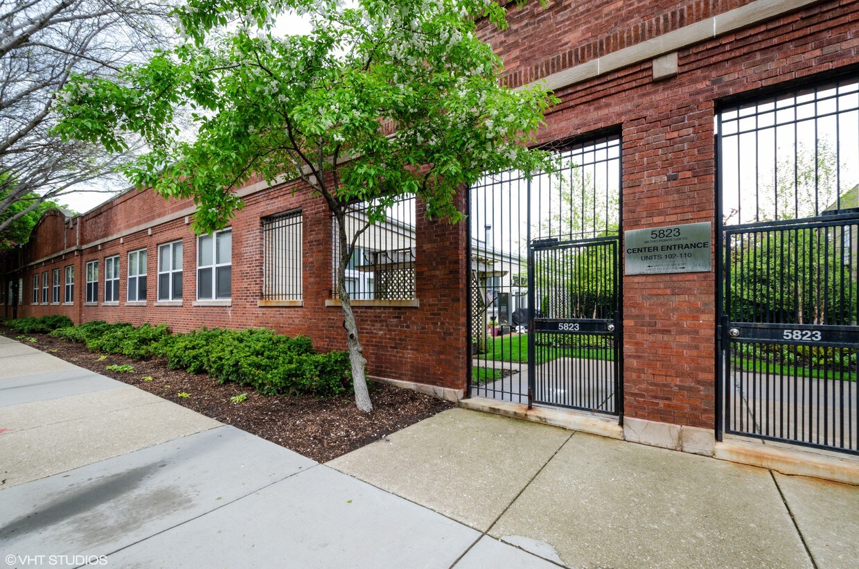Street view - 5823 N Ravenswood Ave