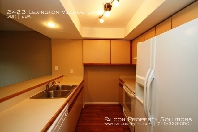 Foto del edificio - 2423 Lexington Village Ln