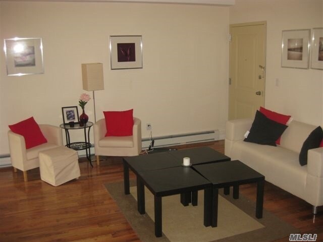 Foto del interior - 710-712 E 220th St