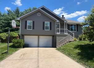 Building Photo - 925 NE Carousel Ln