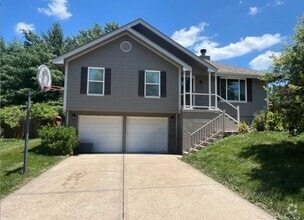 Building Photo - 925 NE Carousel Ln