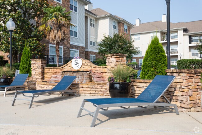 Área de piscina - Stone Ridge Apartments