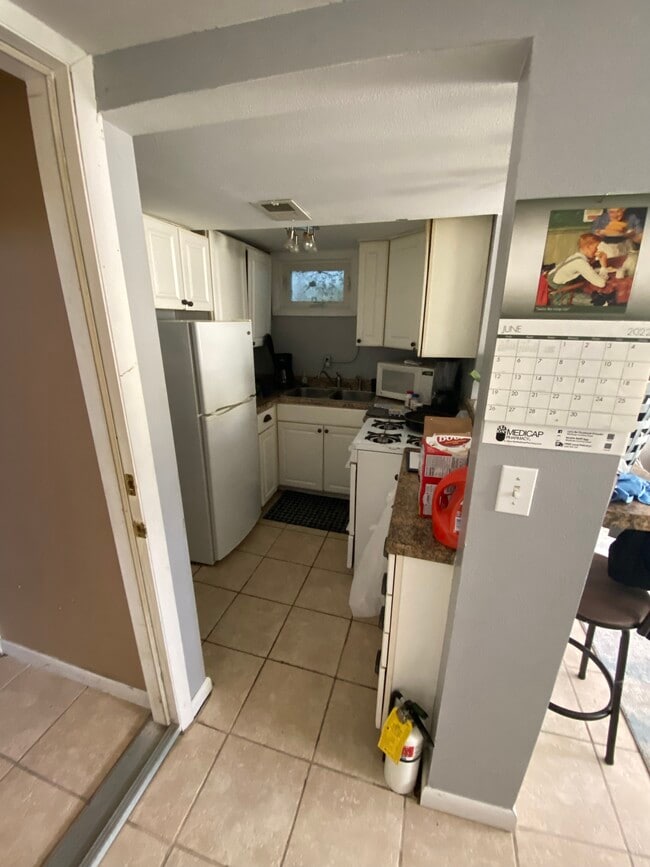 Full kitchen - 123 7th St