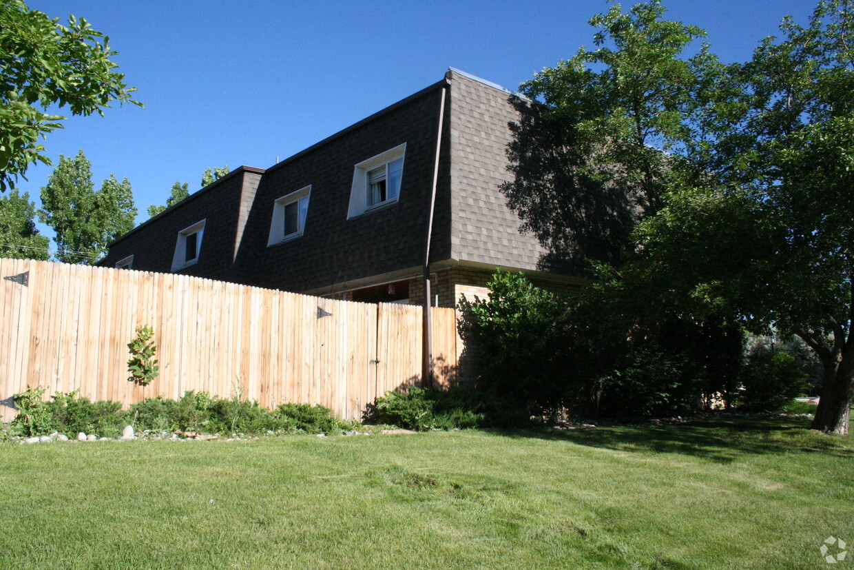 Building Photo - Country Club Villa Townhomes