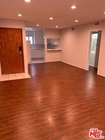 Building Photo - 222 E Tamarack Ave