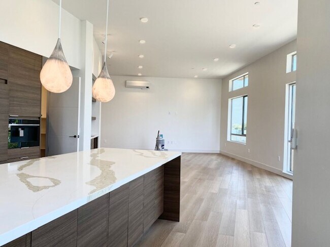 Foto del edificio - Enjoy The Coastal Carlsbad Village Lifestyle