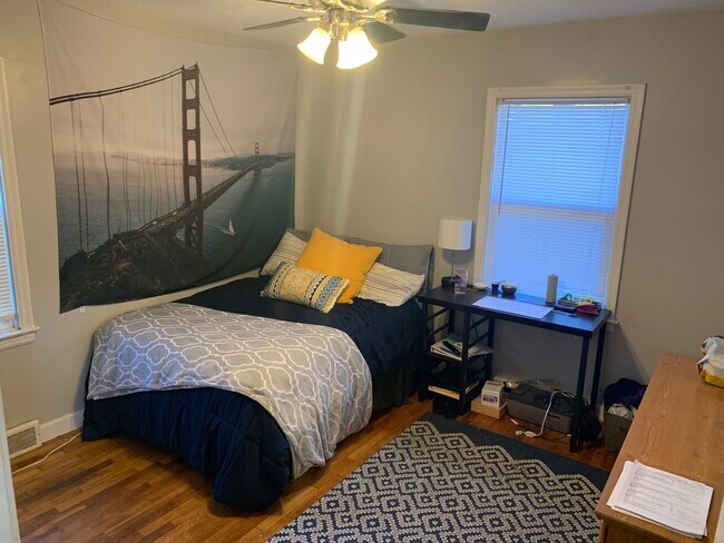 Foto del edificio - Must See! Just a Few Blocks From Campus an...