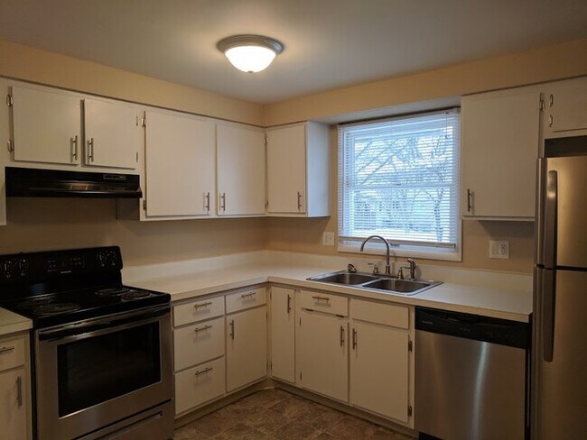 Building Photo - Beautiful Bi-Level Home