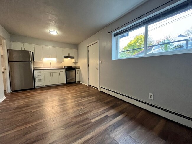Building Photo - Recently Renovated One Bedroom In Awesome University Location!