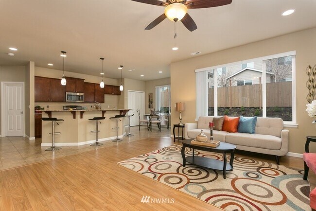 Building Photo - Two Story with 5 bedrooms