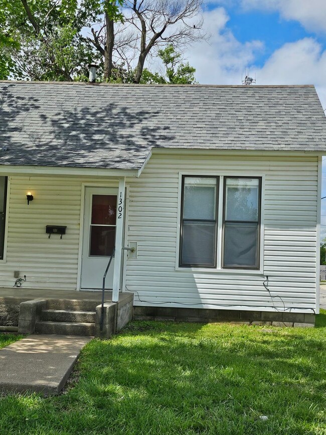 Building Photo - 3 bed, 1 bath in a great location! Beautif...