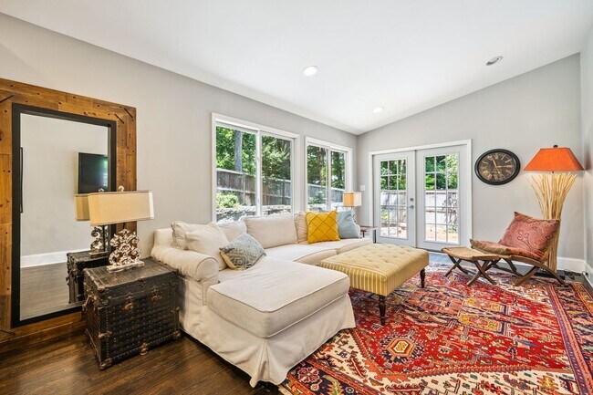 Foto del edificio - Beautifully Furnished Forest Hills Home – ...