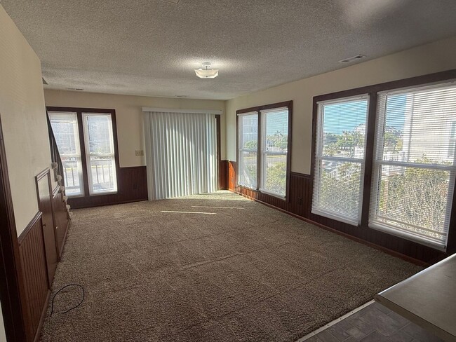 Building Photo - 2 Bedroom, 1.5 bath Townhouse at the beach