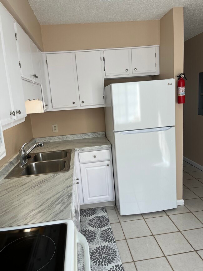 Building Photo - 1208 Pinegrove Dr