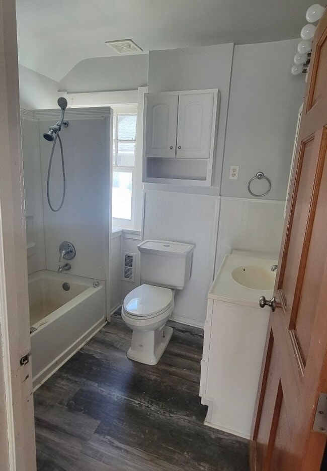 Building Photo - Spacious 3 bedroom 1.5 bath house located ...