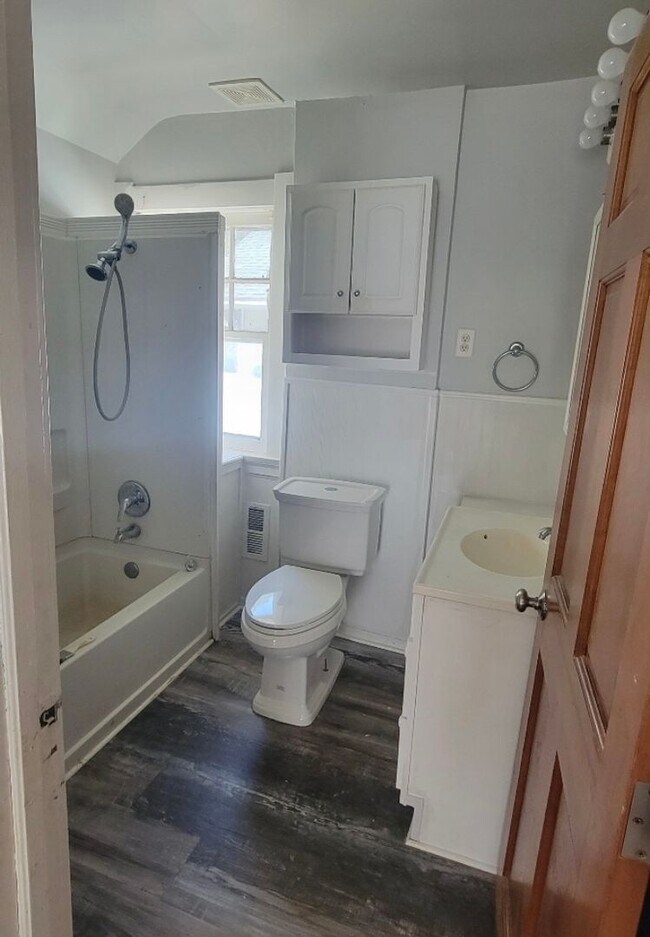 Foto del edificio - Spacious 3 bedroom 1.5 bath house located ...