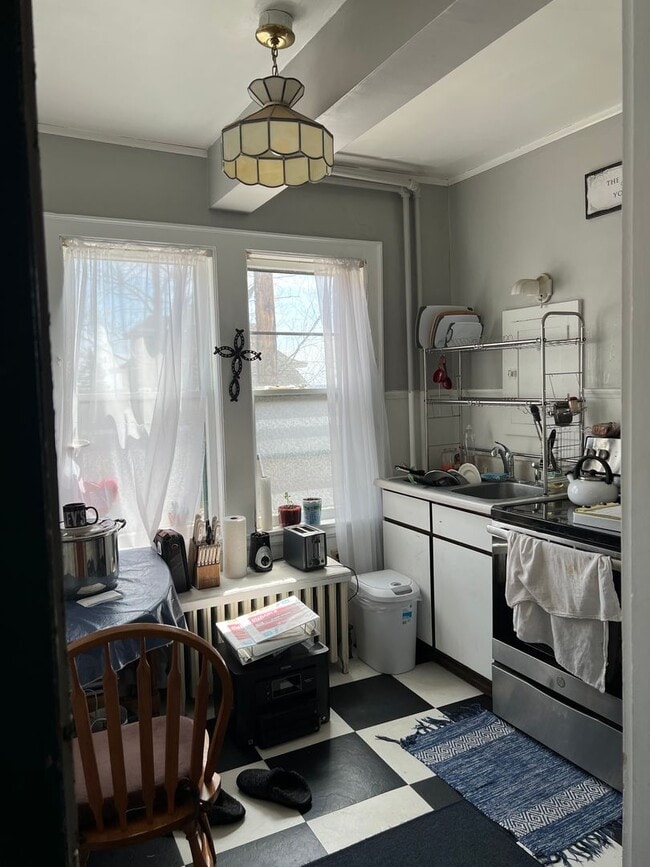 Building Photo - 318-320 N 12th Ave E