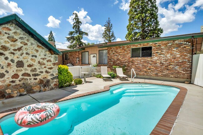 Foto del edificio - Single Story Fully Furnished Tahoe Style Home with Pool