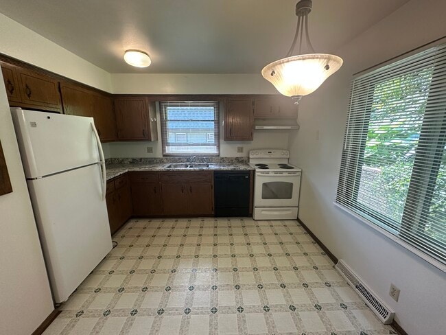 Building Photo - 1331 Martha Washington Dr