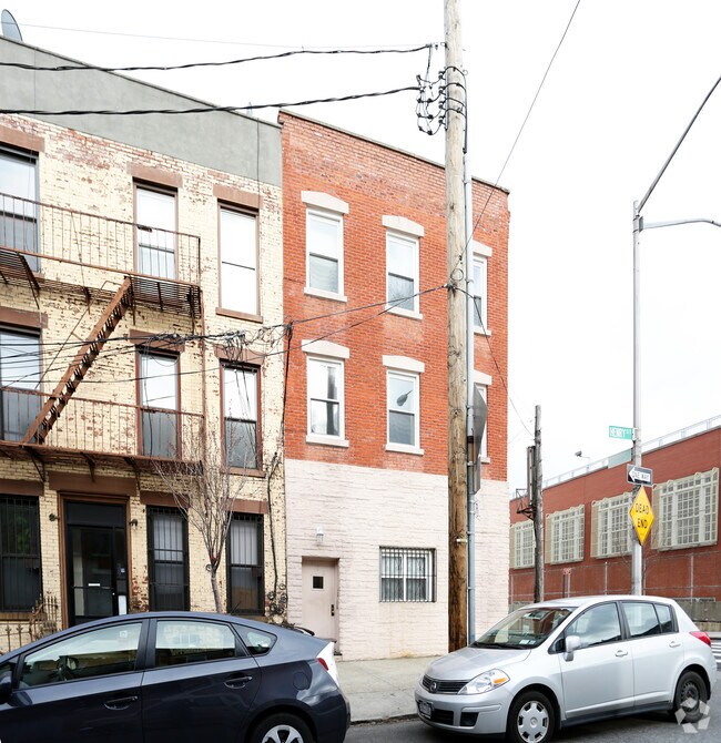 Building Photo - 654 Henry St