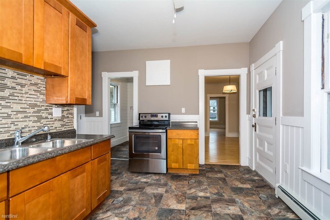Building Photo - 3 br, 1 bath Triplex - 244 Lake St